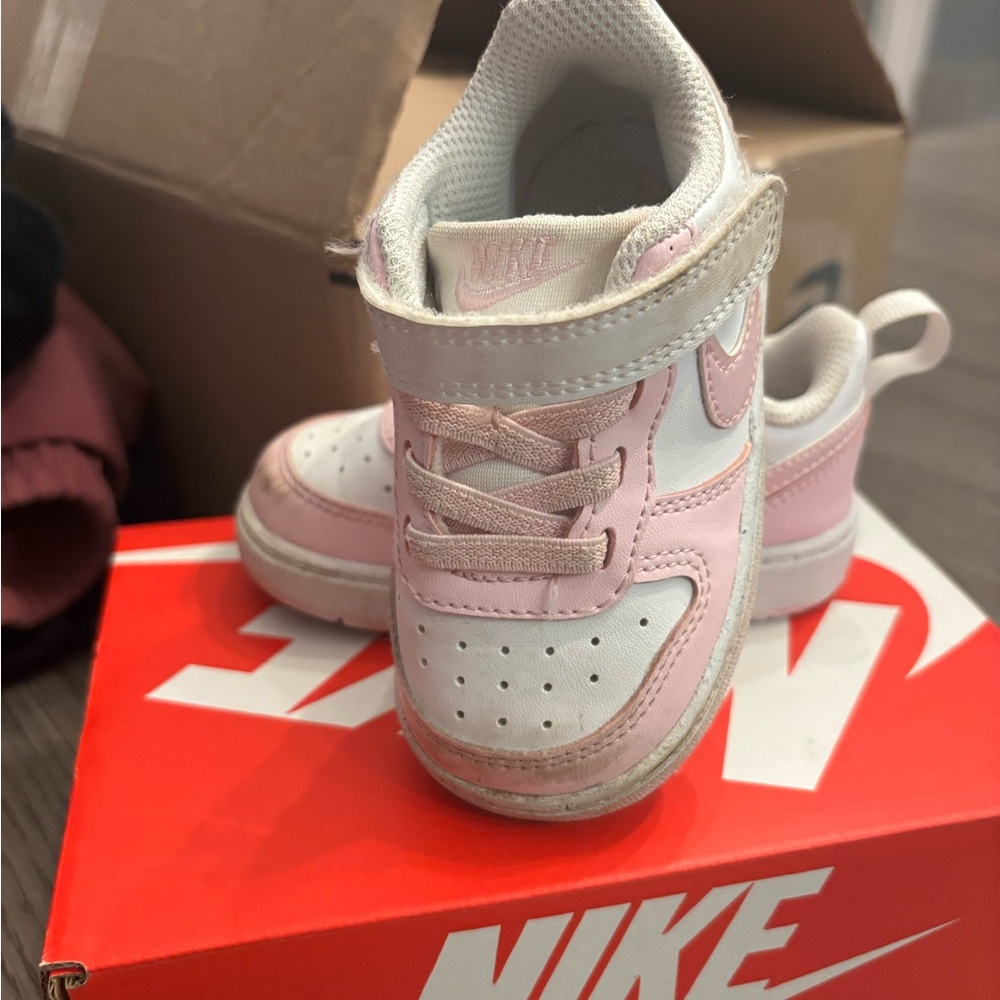Nike Kids Sneakers in Pink and White